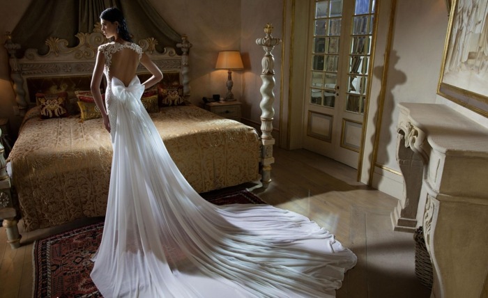 Vzadu majú šaty pre nevestu elegantnú mašľu a dlhý vláčik svadobné šaty design 2015 berta vlak spálňa