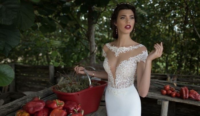 Svadobné šaty v nahom vzhľade sú trendy svadobné šaty dizajn biely výstrih priliehavé svadobné