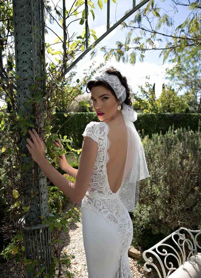 Čipkované svadobné šaty je možné kombinovať so zodpovedajúcou čelenkou nevesta šaty závoj bez vlasov záves vlasy biele perly