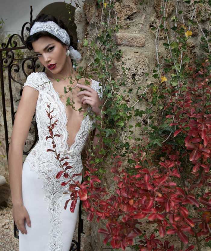 Svadobný outfit s jemnou čelenkou a updo dizajn nevesta móda gumička do vlasov biela berta fotka na stenu