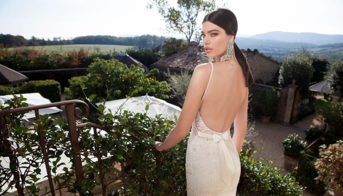 Farebné doplnky spestrujú biele svadobné šaty svadobná svadobná róba mašľa bez ramienok