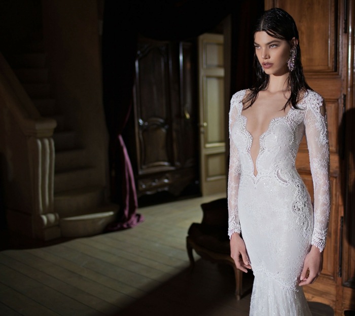 Elegantná nevesta s šatami s dlhým rukávom a množstvom čipky dizajn svadobných šiat elegantné bodové objatie s dlhým rukávom