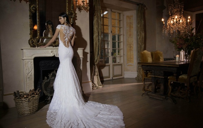 Pri takýchto návrhoch svadobných šiat si človek praje nekonečnú svadbu nevesta výšivka chrbát vlaková výzdoba svadba