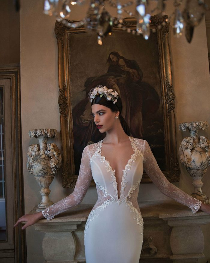 Dizajn svadobných šiat s kombináciou transparentného a netransparentného svadobné šaty dizajnové rukávy dlhá čipka výšivka diadém účes