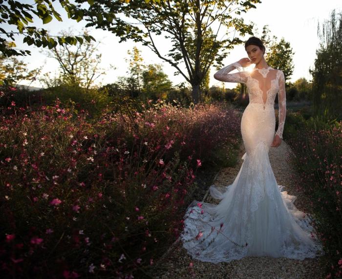 Tieto svadobné šaty sú veľmi hravé a fantasticky krásne svadobná fotografia záhradné kvety svadobné šaty biela morská panna