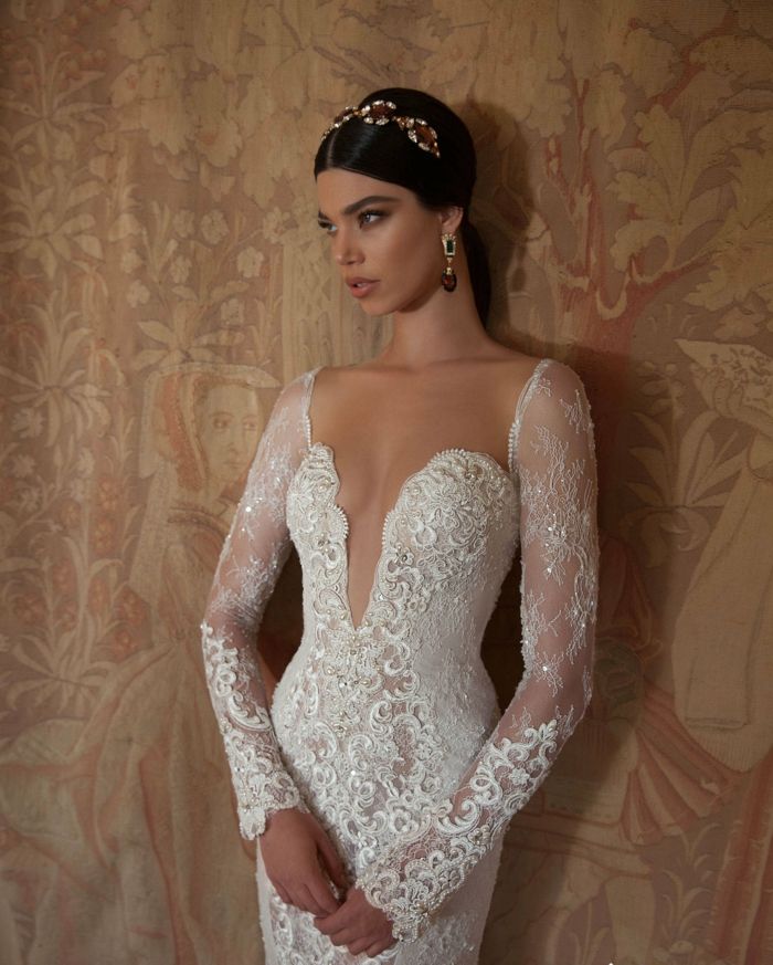 Pohľad spredu na rovnaké svadobné šaty svadobné šaty špicaté rukávy diadém vlasové doplnky berta