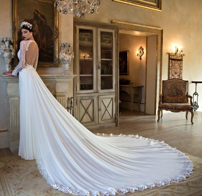 Svadobné šaty zaujmú veľkým jednoduchým vláčikom s čipkovaným okrajom vlak svadobných šiat snový módny dizajn berta