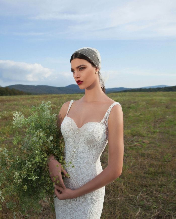 Dizajn svadobných šiat na traky v kombinácii s jemnými vlasovými doplnkami vziať svadobné ramienka svadobné šaty dekolt vlasové doplnky kytica