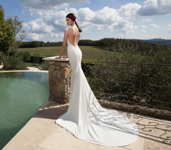 Pekné svadobné šaty sú tu zvýraznené kvetinovými doplnkami vo vlasoch nevesta vyzerať jednoduchý vlak updo bazén fotografie