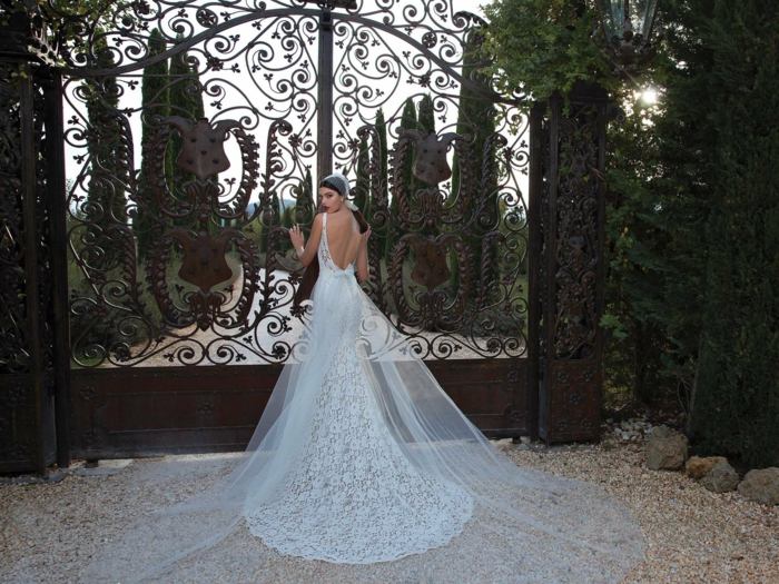 Svadobné šaty so závojom vyrobené z dvoch častí: priehľadnej a čipky šaty nevesta závoj vlak biele traky bez chrbta