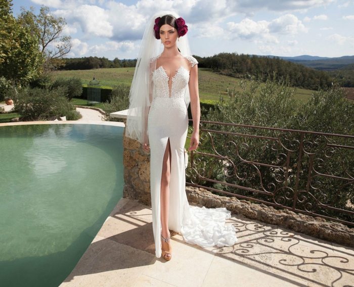 Tieto svadobné šaty majú v sukni atraktívny rozparok závoj nevesta elegancia sukňa rozrezané kvety vlasové doplnky