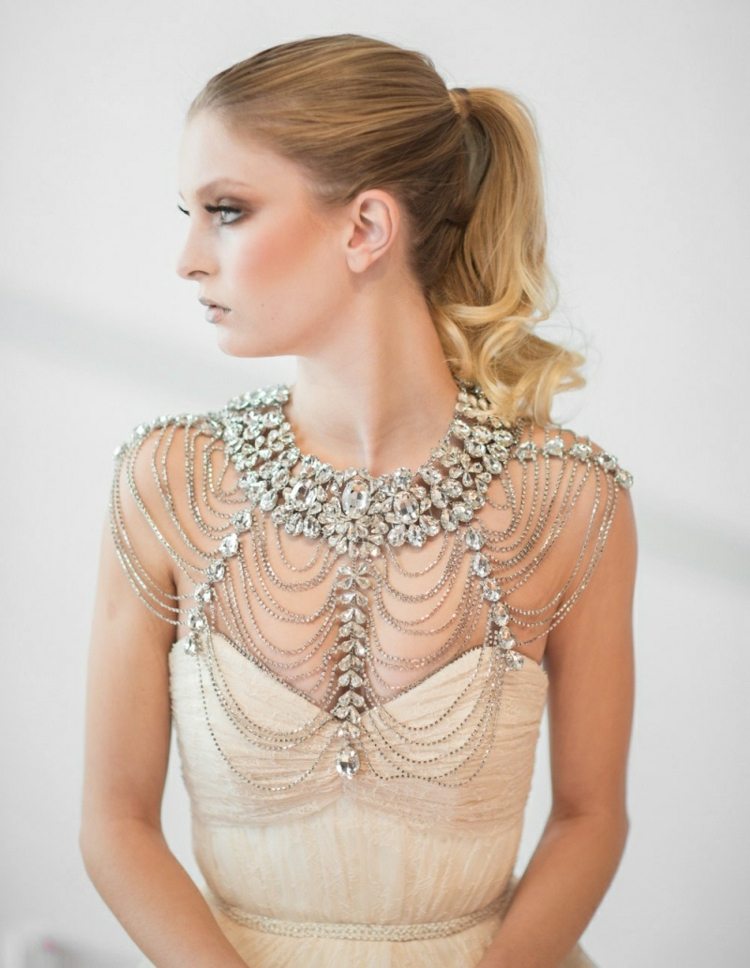 nápad-svadobné šaty-bujný-pôvab-dizajn-rameno-pavučina-dizajn-chvost