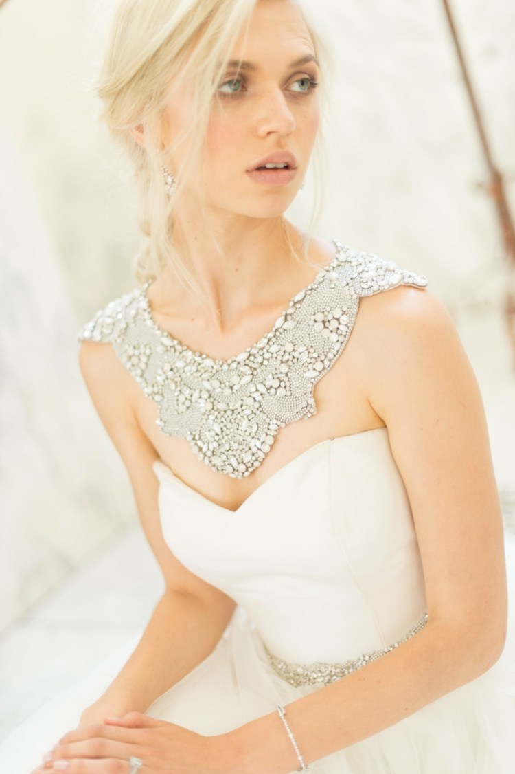 nápad-svadobné-šaty-očarujúce-dizajn-bujné-kamienky-strieborné-biele-šaty