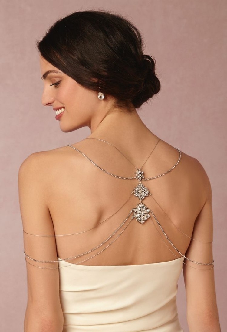 nápad na svadobné šaty retiazka-prízvuk-elegantný-kvet-dizajn