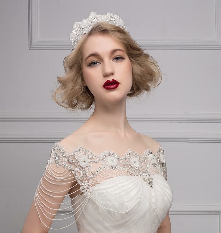 nápad-svadobné šaty-vintage-outfit-retiazky-kvety-dizajn-krátky účes-diadém-biela-červená-rúž