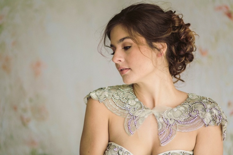 nápad-svadobné šaty-zábal-vinobranie-dizajn-výšivka-purpurovo-zelená-ombre