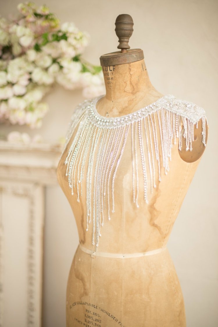 nápad-svadobné-šaty-originál-šperky-lemovaná-optika-biela-kryštál