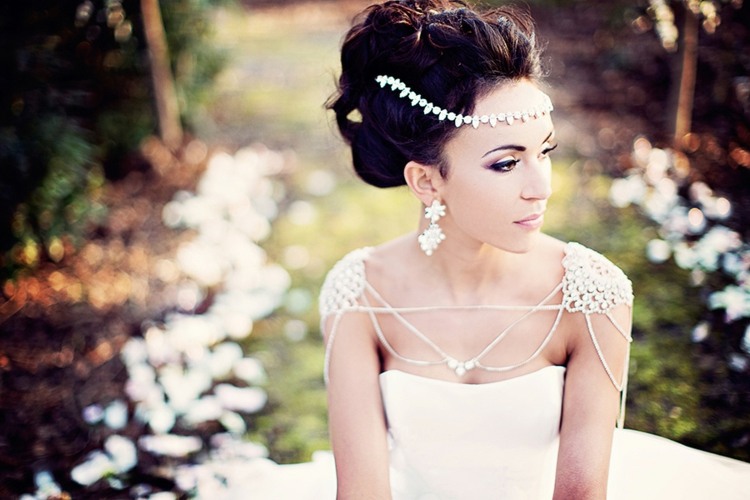 nápad-svadobné-šaty-ramená-ozdobiť-čelo-retiazka-updo-náušnice