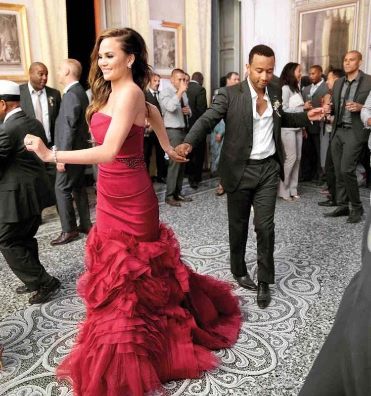 svadobné šaty-červené-bez ramienok-morská panna-john-legenda-svadba