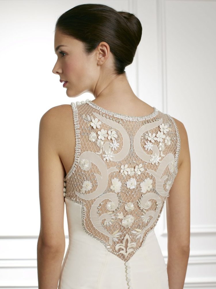 Zadná strana je fantasticky navrhnutá v sieťovom vzhľade a s kvetmi a flitrami kvety sieť detaily späť prízvuk svadobné šaty nápad biela svadba