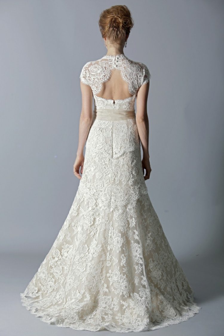 Svadobné šaty s akcentom vzadu - kľúčová dierka orámovaná čipkou kľúčová dierka zadný dizajn tkanina čipka svadobné šaty pás