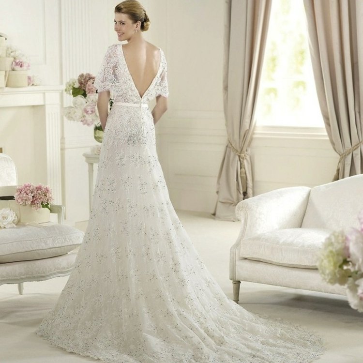 Svadobné šaty s akcentom vzadu - hlboký výstrih, výšivka a opasok svadobný oblúk do pása, romantické rukávy, čipka, updo