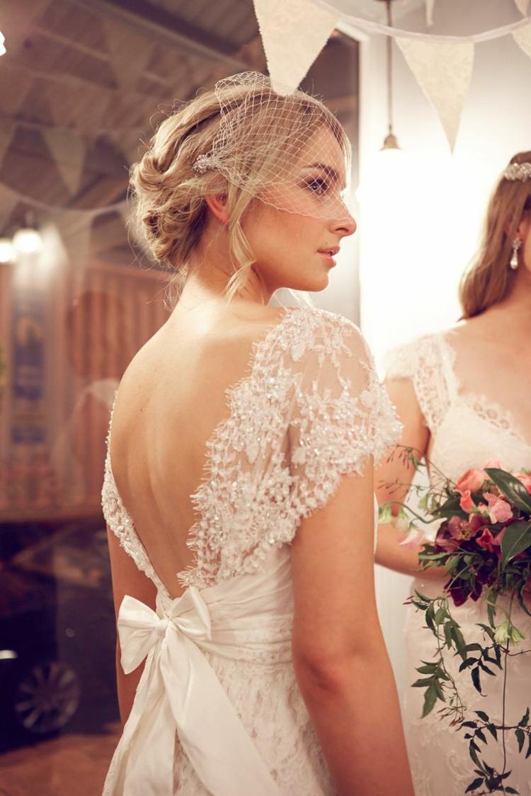 Veľkým prízvukom vo svadobných šatách sú mašle, ktoré tiež perfektne ladia s čipkou mašľa roztomilý dizajn svadobné šaty pás rukávy zadná čipka