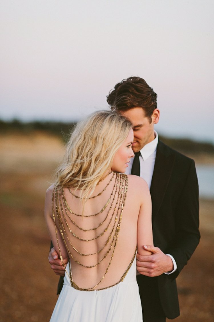 Voľné svadobné šaty sú ozdobené niekoľkými retiazkami vzadu zadné šperky retiazky dekorácia svadobné šaty bez výstrihu vinobranie