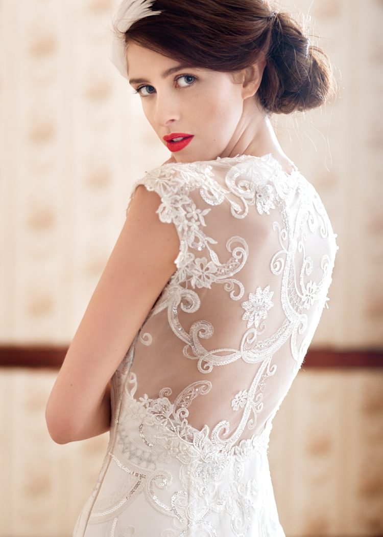 Na chrbát bola zvolená priehľadná látka s flitrovou výšivkou zadný dizajn svadobné šaty čipkovaný rukáv updo