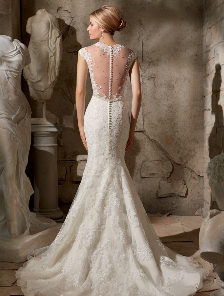 Gombíky a nahý vzhľad s čipkovými detailmi tiež slúžia ako akcenty týchto svadobných šiat nahé svadobné šaty zadný dizajn gombíky elegantná svadba