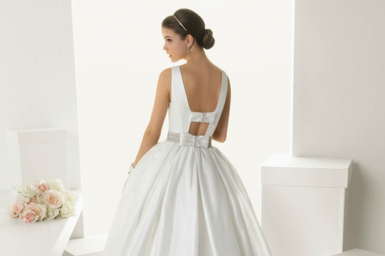 Roztomilý dizajn svadobných šiat so zadnou kľúčovou dierkou v obdĺžnikovom tvare roztomilý dizajn vzadu kľúčová dierka ďalšia rocková čelenka