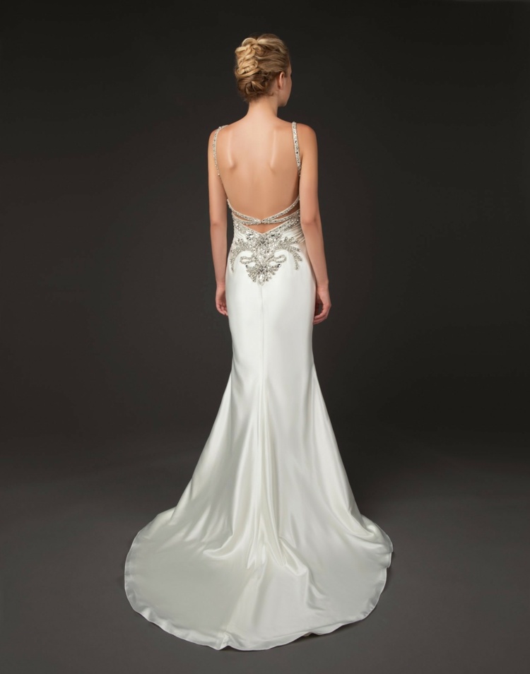 Dizajn svadobných šiat - vysnený vzhľad nevesty s výšivkou vzadu tenké nosenie dizajn akcent späť vyšívacie korálky kamienky svadobné šaty