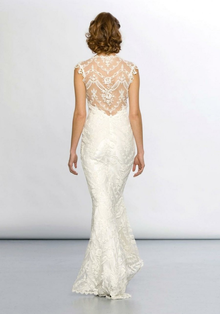 Zadná strana je z polovice pokrytá priehľadnou tkaninou a peknými výšivkami francúzske svadobné šaty s chantilly čipkou s akcentom vzadu