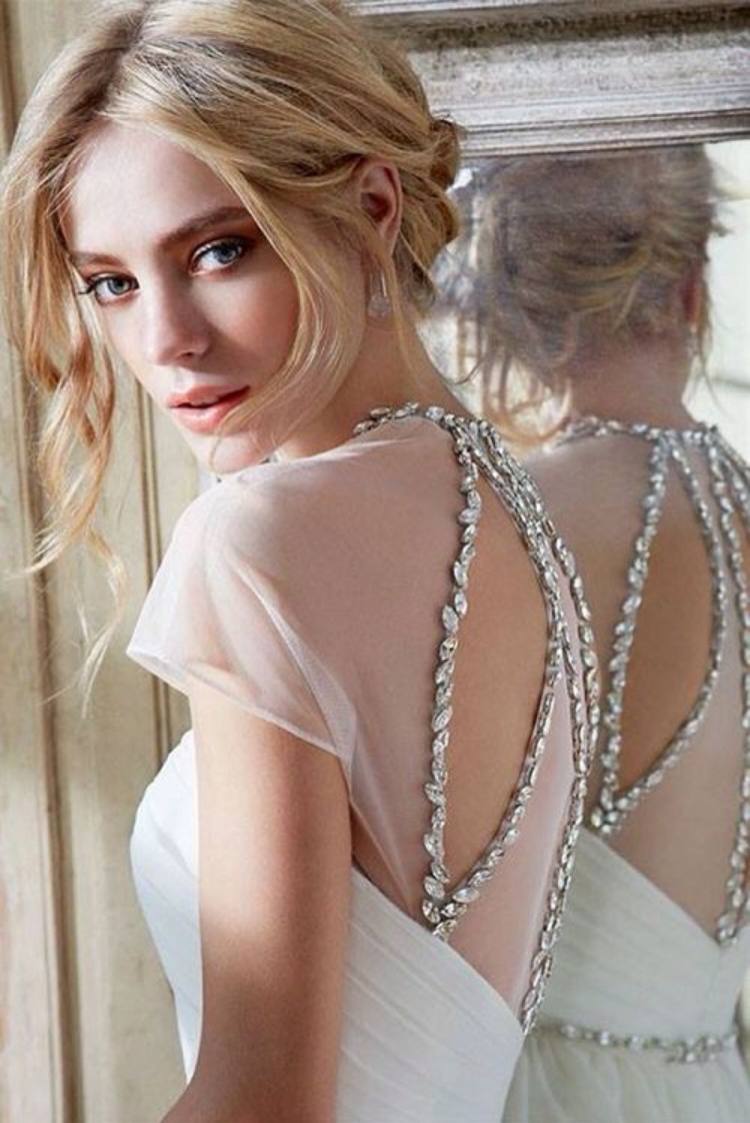 Zaujímavý dizajn chrbta z priehľadnej látky a kamienkov vzor kamienky trblietky glamour svadobné svadobné šaty transparentná látka