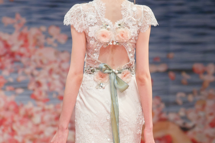 Zadná časť kľúčovej dierky pre svadobné šaty, orámovaná romantickými ružami a opaskom ružová mašľa zelené čipkované rukávy svadobné šaty späť