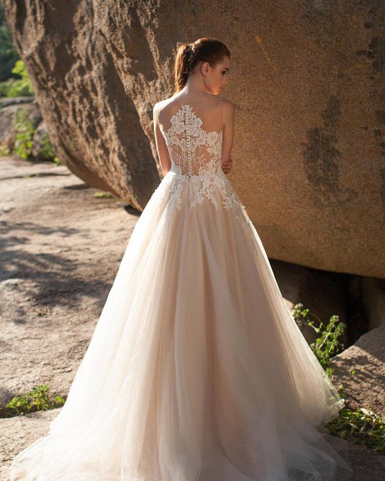 Svadobné šaty s výstrihom do A krémovej ilúzie s čipkovanou ozdobou