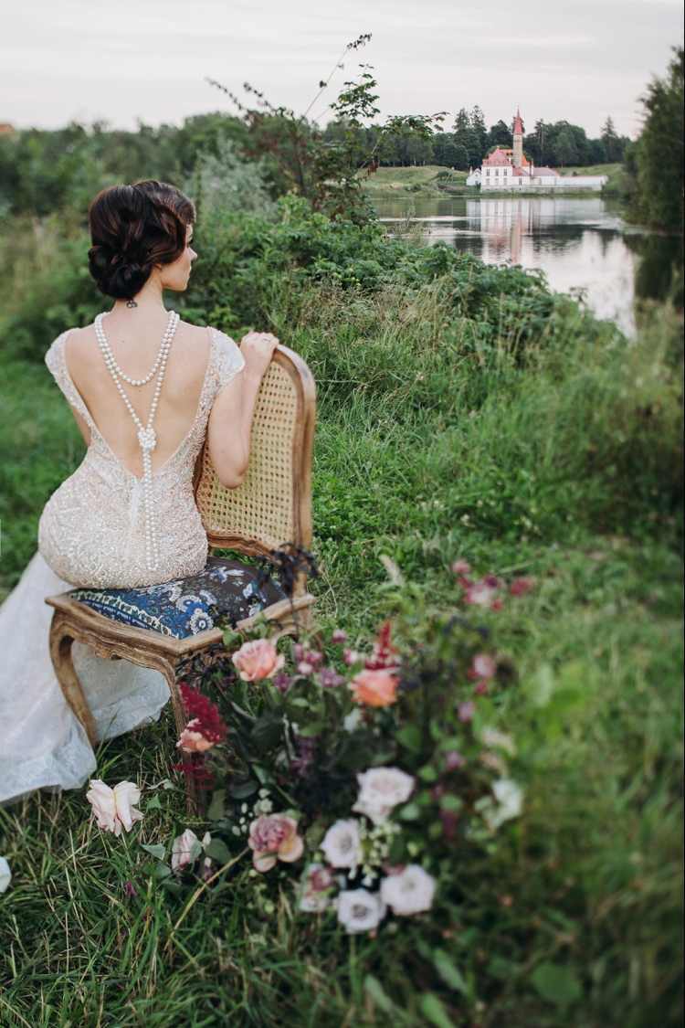 Vintage šaty s hlbokým zadným výstrihom a dlhým perlovým náhrdelníkom v retro štýle