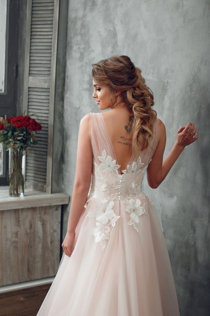 Svadobné šaty jemné ružové tylové kvetinové čipkované tetovanie so zadným výstrihom