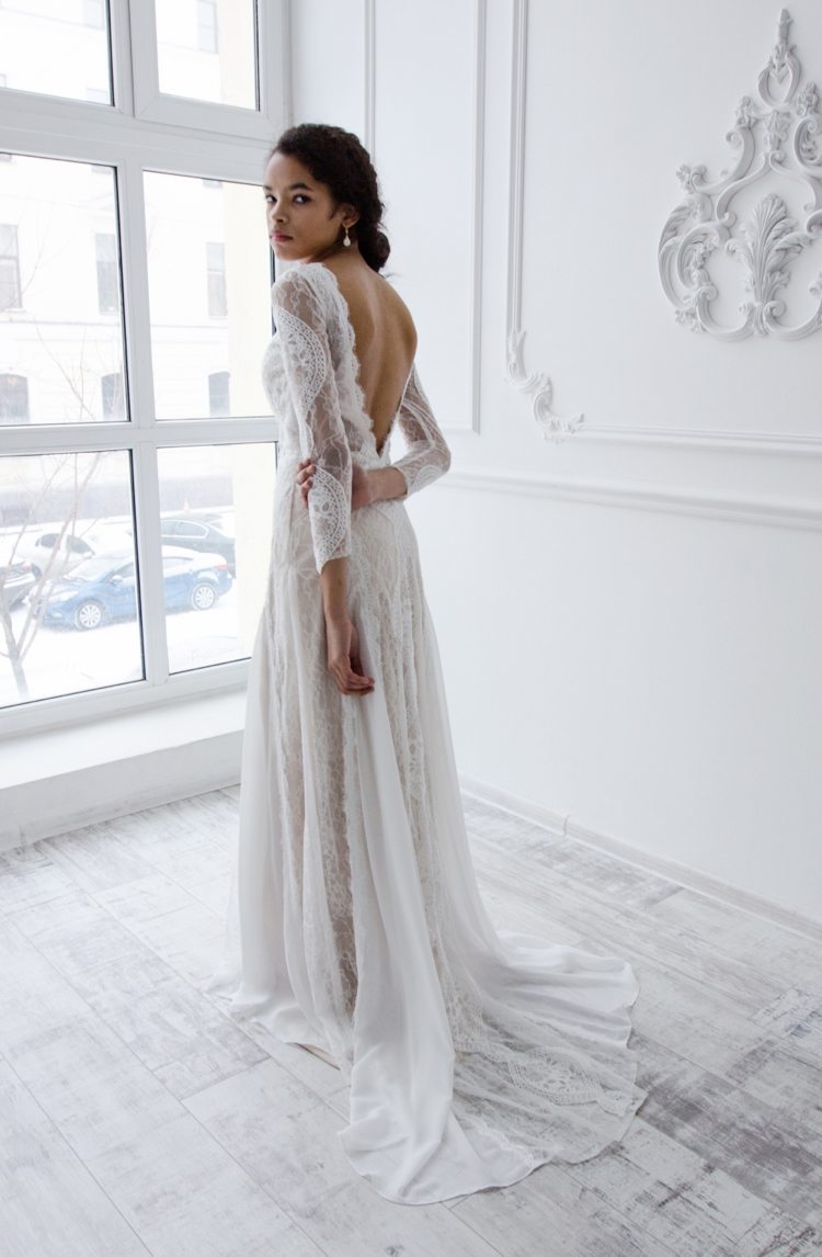 Svadobné šaty s vintage výstrihom s hlbokým výstrihom a dlhými rukávmi