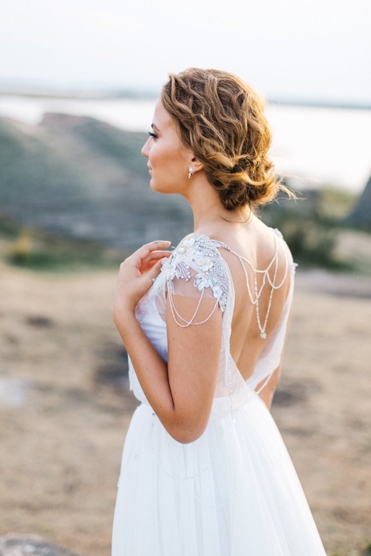 Svadobné šaty perlový náhrdelník s rukávmi a vyšívanými rukávmi empírového radu boho