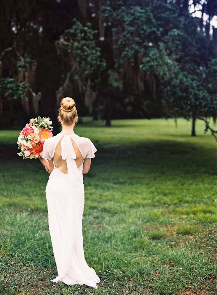 Svadobné šaty bez límca s krátkym rukávom, motýlika v tvare V