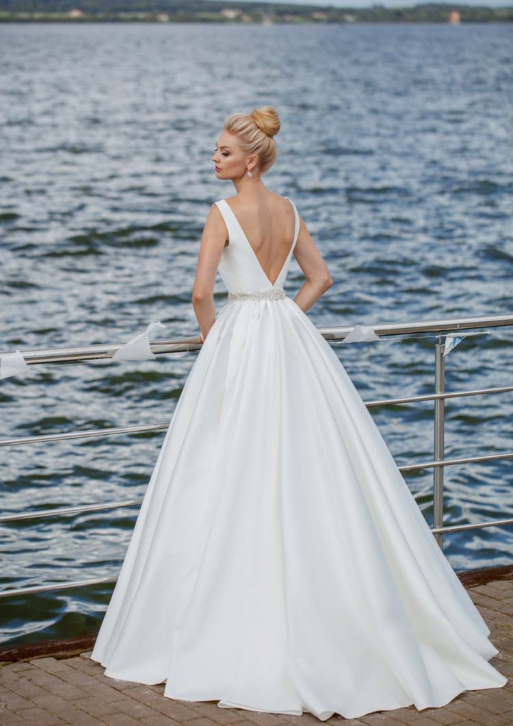 Svadobné šaty bez rukávov Áčkový saténový drdol s kamienkami opasok