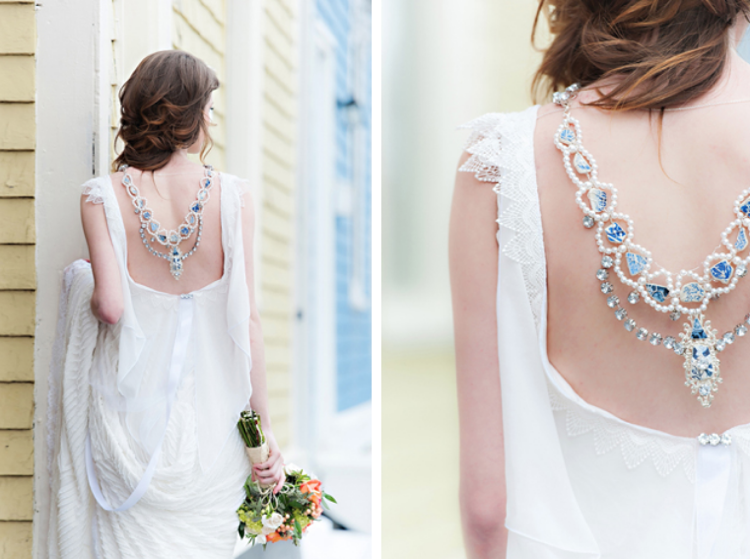 Výrazné retiazkové šaty s volánikom a zadným výstrihom