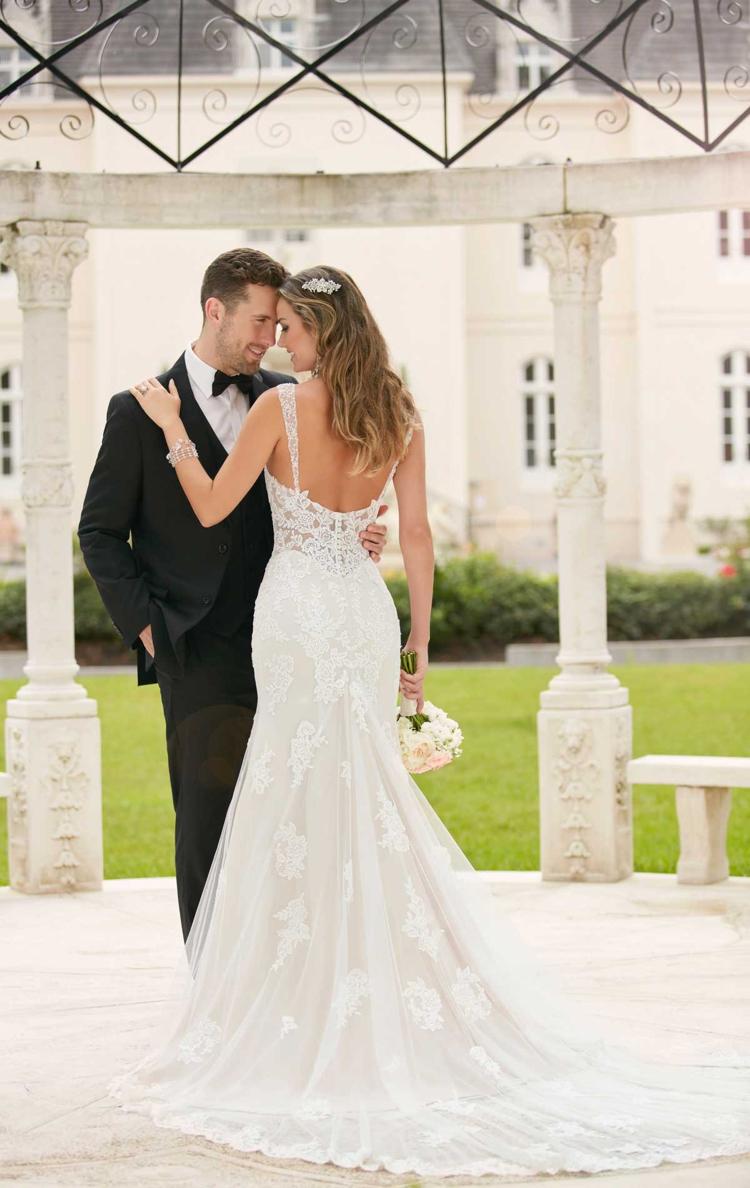 Svadobné šaty morská panna bez chrbta čipka vláčiky otvorené vlasy