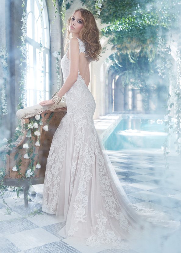 alvina-valenta-svadobne-saty-dlhy-vláčik-krajkový-výstrih-do-kľúčovej-dierky-výstrih