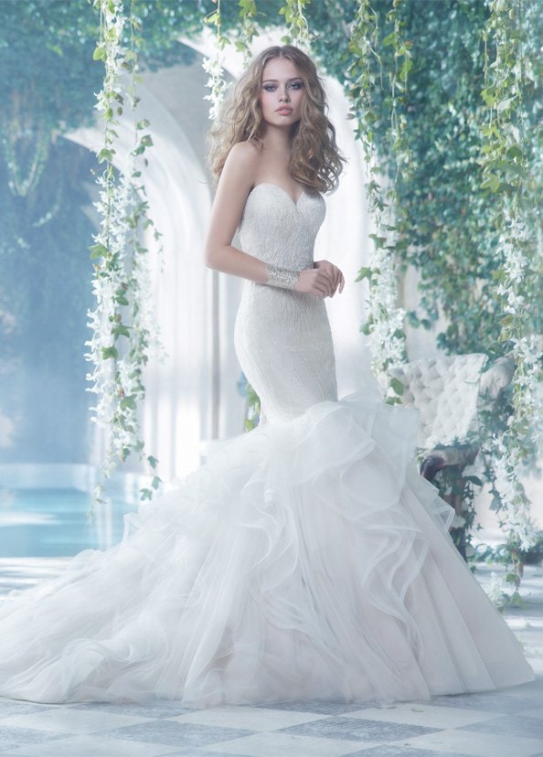 alvina-valenta-svadobne-saty-moda-2014-trubka-tvar-perla-vyšívané-bez ramena-výstrih-srdce-tyl
