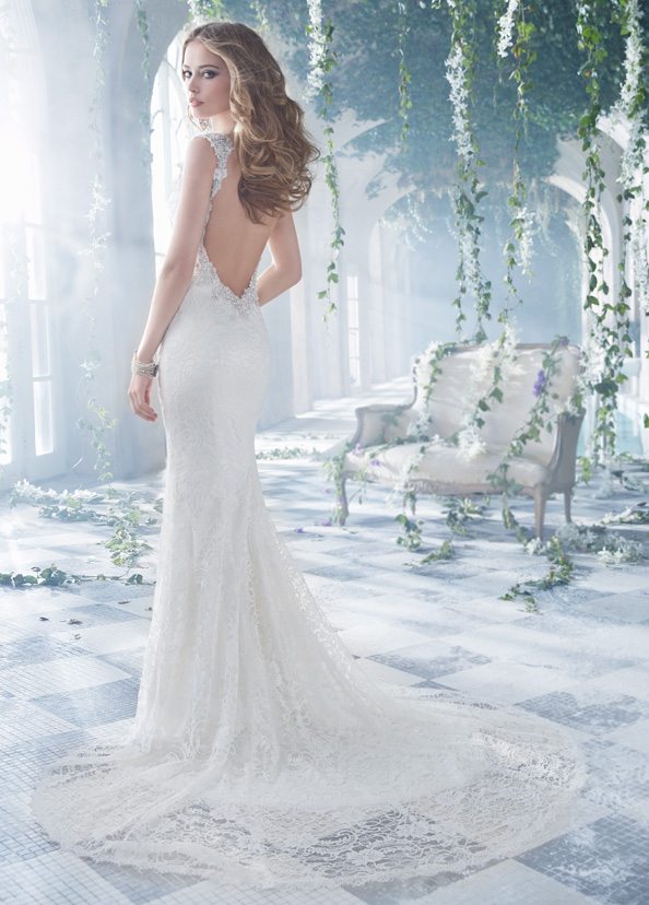 svadobné šaty-biela-vlečka-výstrih-široké-traky-juwellen-vyšívaná krajka