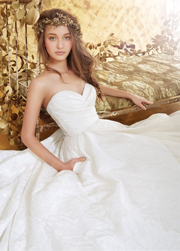 lícenka-svadobná-módna-kolekcia-šaty-obyčajné-brokátové-srdiečkový výstrih-mimo pleca