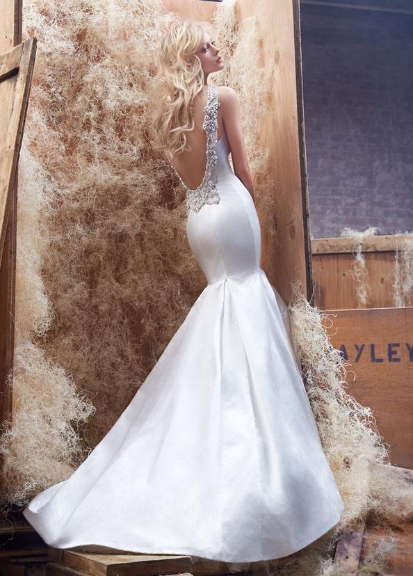 hayley-paige-svadobné šaty-biele-hodvábne-saténové-trúbkové-tvar-v-výstrihu-korálkové-vyšívané-výstrih