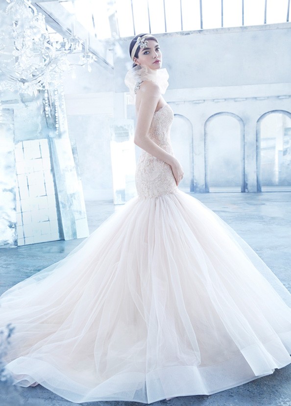 lazaro-svadobné šaty-vyšívané-chantilly-čipkované-korzety-mimo-ramena-srdce-tuell-vláčik